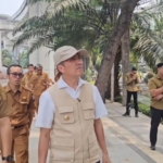 Ratu Dewa Berang Lihat Petugas Tak Berani Bersihkan Sedimen di Jalan Angkatan 45   