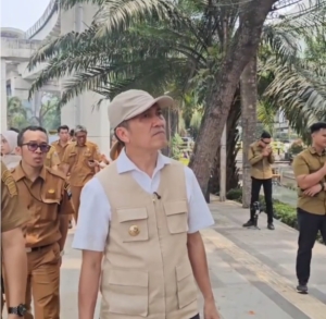 Ratu Dewa Berang Lihat Petugas Tak Berani Bersihkan Sedimen di Jalan Angkatan 45   